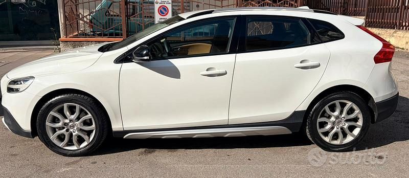 Usata Volvo V40 120 CV (88 kW) 2017 Bianco Berlina