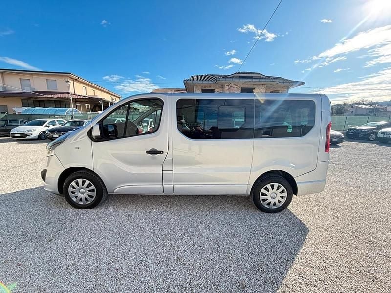 Usata Opel Vivaro 120 CV (88 kW) 2015 Argento Monovolume