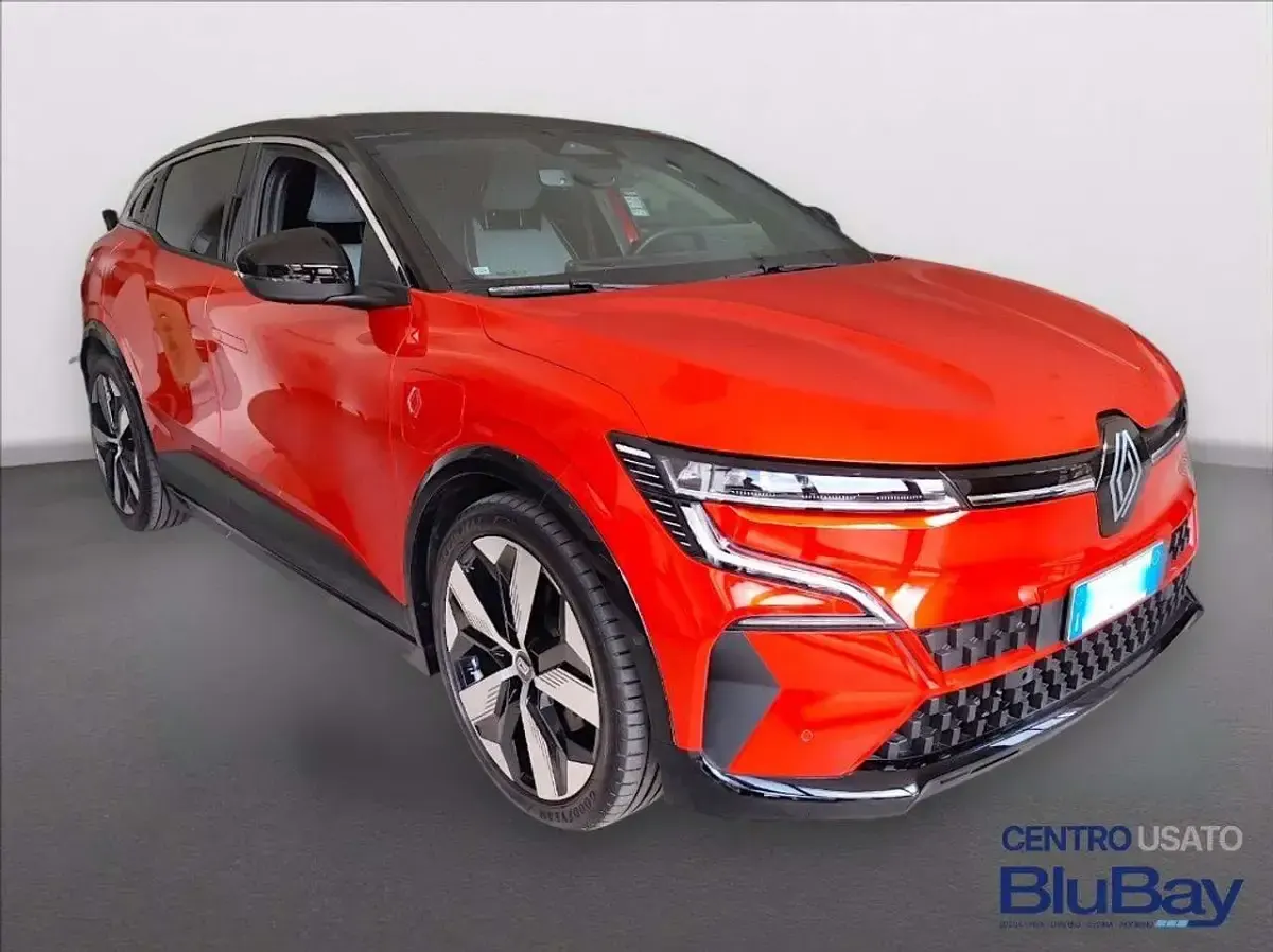 Käytetty Renault Megane E-Tech Equilibre 160 kW (218 HP) 2023 Punainen Sedan