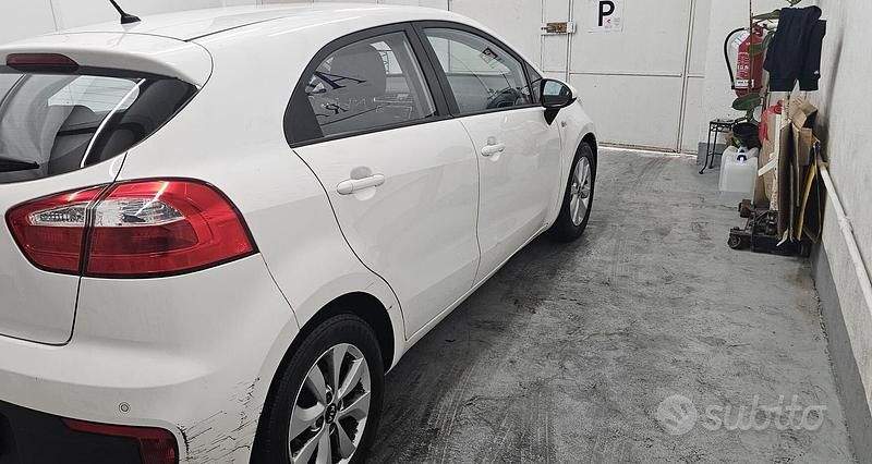 Usata Kia Rio Active 84 CV (61 kW) 2016 Bianco Utilitaria
