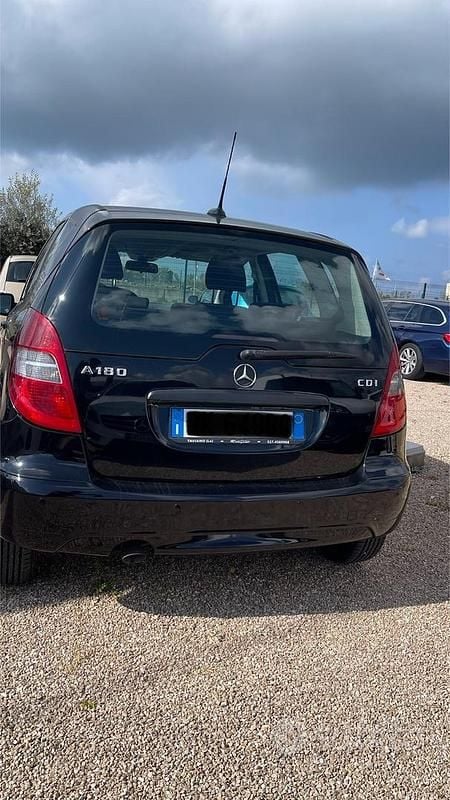 Usata Mercedes A180 Elegance 108 CV (79 kW) 2011 Nero Berlina