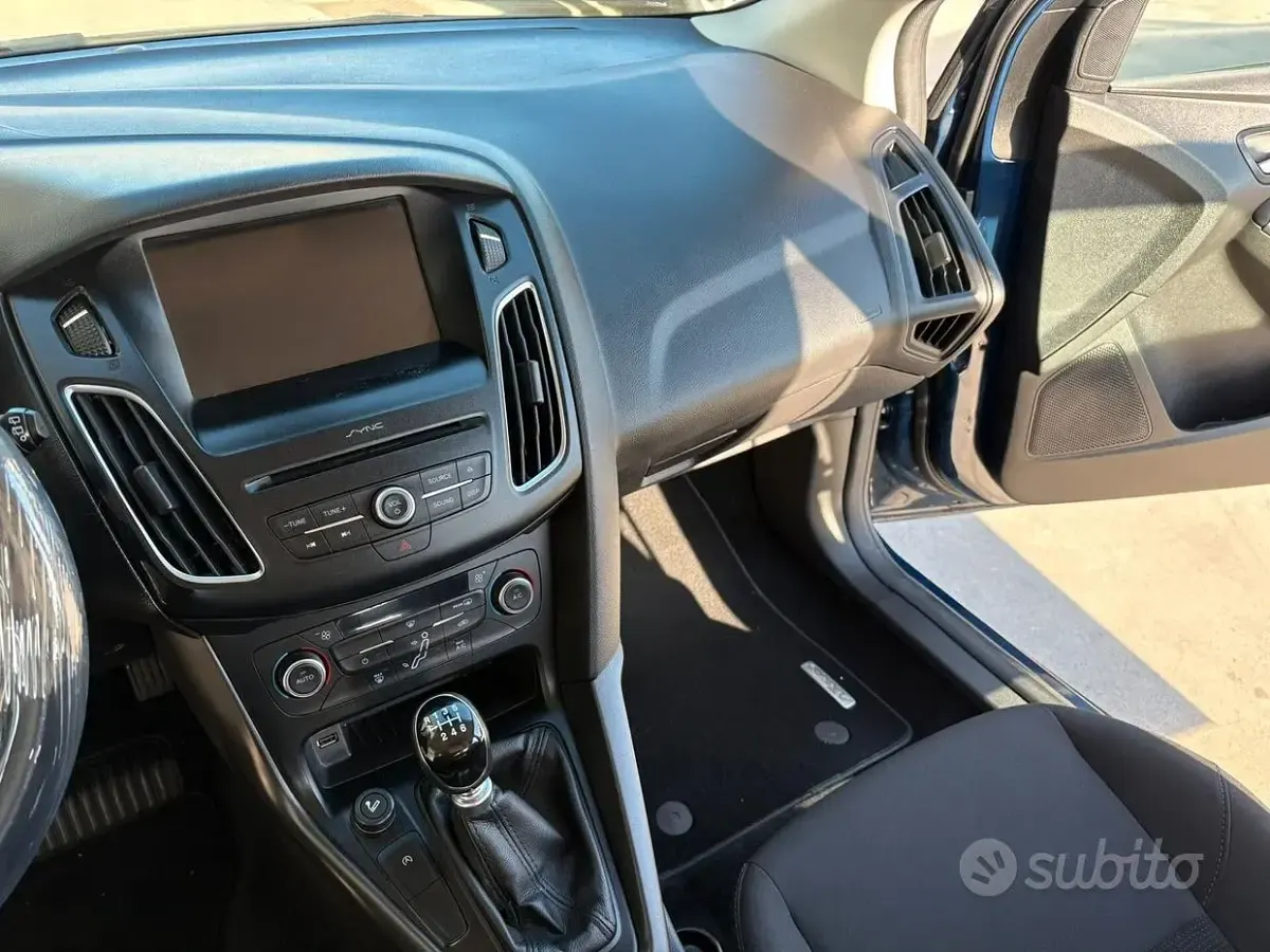 Begagnad Ford Focus Titanium 120 HK (88 kW) 2016 Blå Sedan