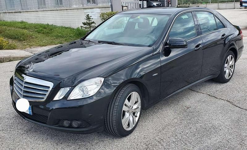 Usata 2010 Mercedes E200 Executive Tre volumi | 9500 € (Buon prezzo) - Immagine 1/4