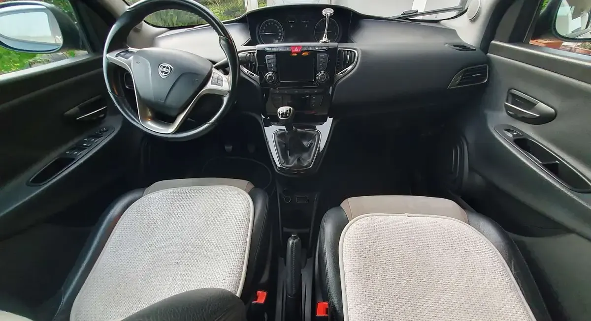 Usata Lancia Ypsilon S 95 CV (69 kW) 2016 Blu/azzurro Utilitaria