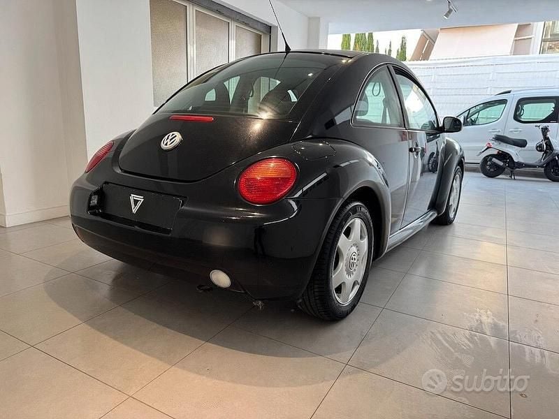 Begagnad VW New Beetle 102 HK (75 kW) 2000 Svart Halvkombi
