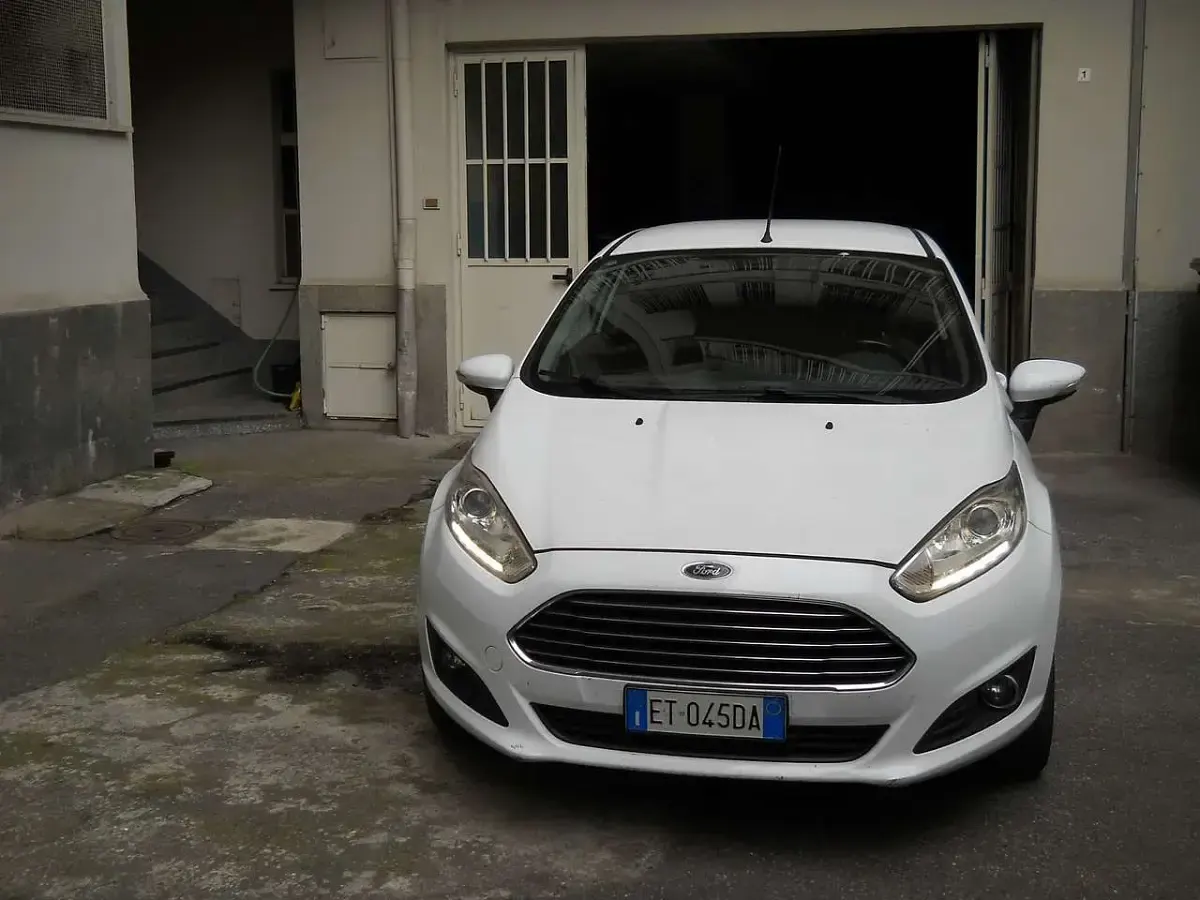 Usata Ford Fiesta Business Edition 97 CV (71 kW) 2013 Bianco Berlina