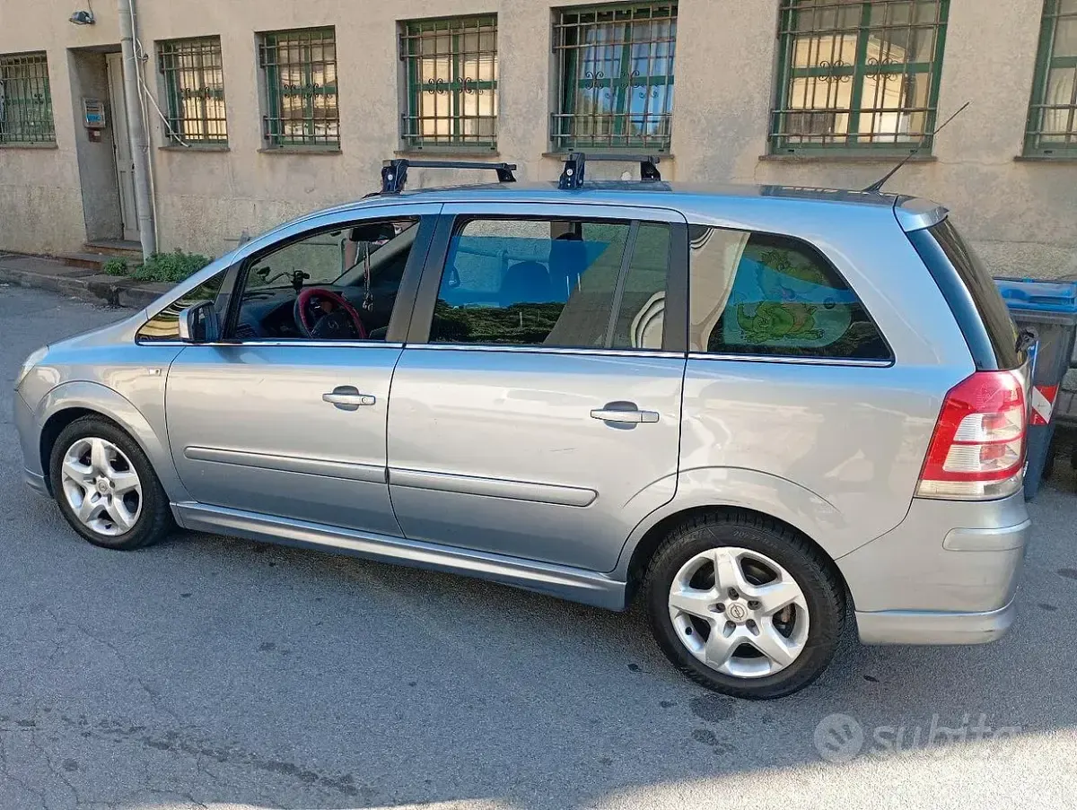 Usata Opel Zafira 125 CV (91 kW) 2011 Grigio Monovolume