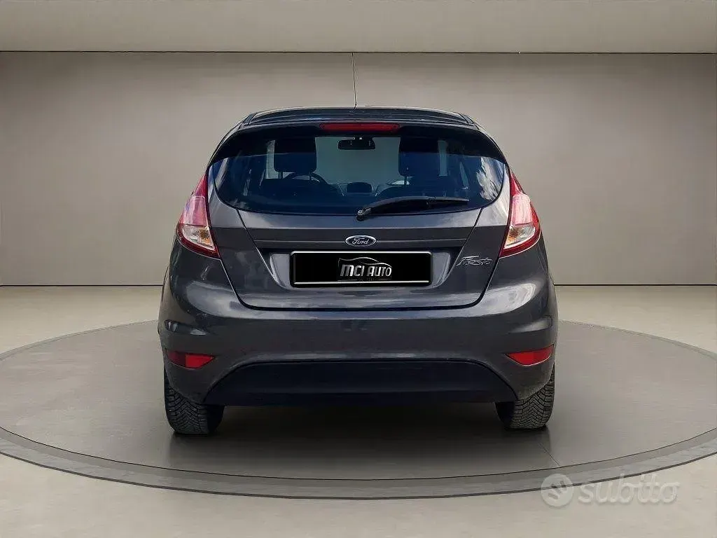 Usata Ford Fiesta Business Edition 75 CV (55 kW) 2015 Grigio Utilitaria