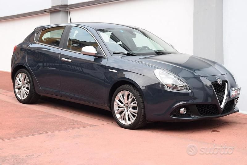 Usata Alfa Romeo Giulietta Super 120 CV (88 kW) 2017 Giallo Utilitaria