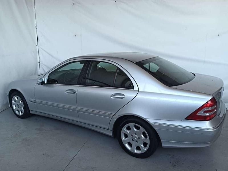 Usata Mercedes C220 Elegance 150 CV (110 kW) 2007 Grigio metallizzato Berlina