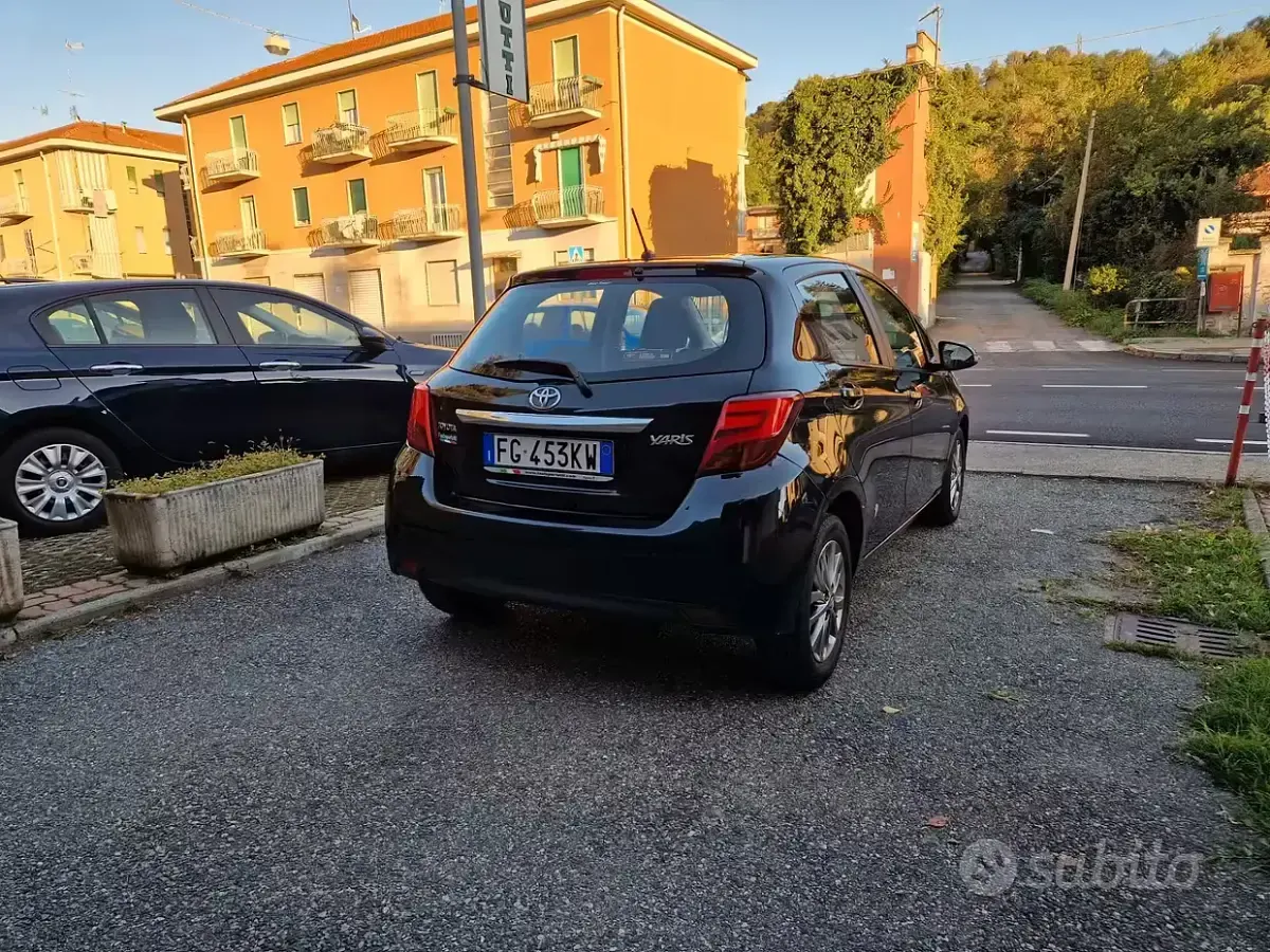 Usado Toyota Yaris 69 CV (50 kW) 2016 Negro Berlina