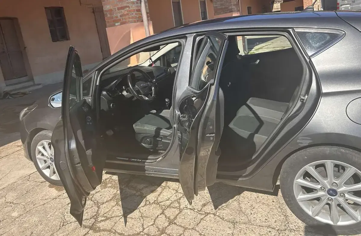 Usata Ford Fiesta Titanium 92 CV (67 kW) 2018 Grigio Utilitaria
