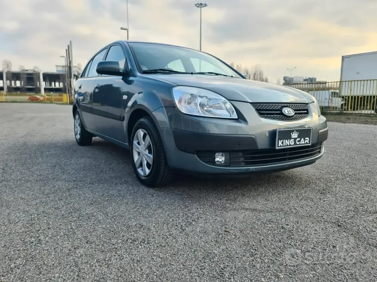 Usado Kia Rio EX 97 HP (71 kW) 2007 Cinzento Sedan
