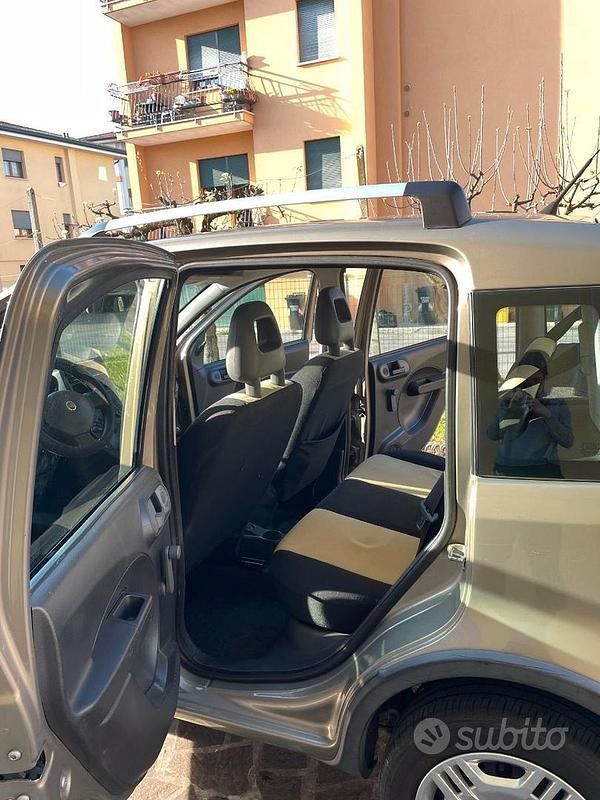 Usata Fiat Panda Climbing 77 CV (56 kW) 2011 Oro Utilitaria