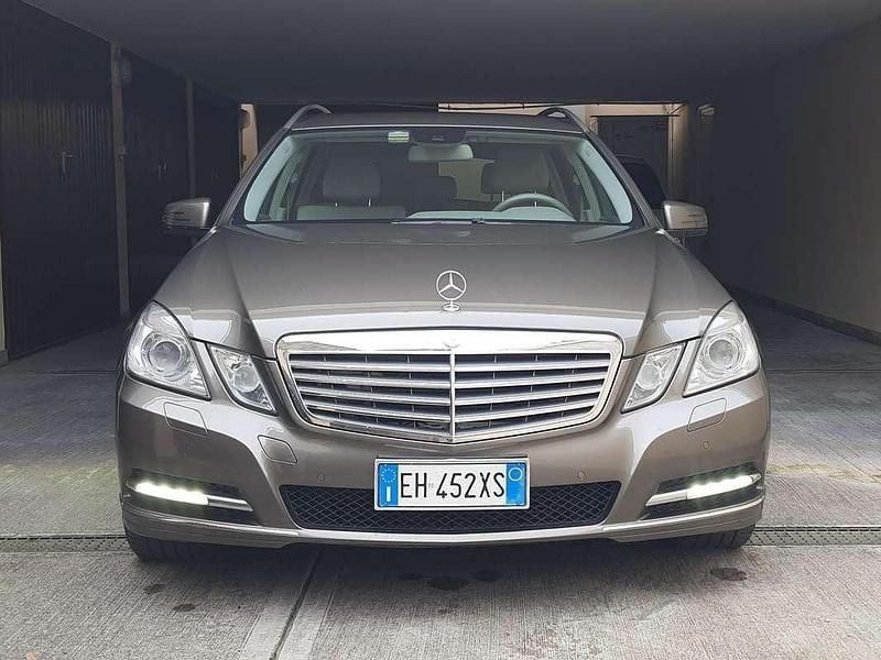 Grigio Usata 2011 Mercedes E350 Elegance Station wagon | 9990 € (Buon prezzo) - Immagine 1/4