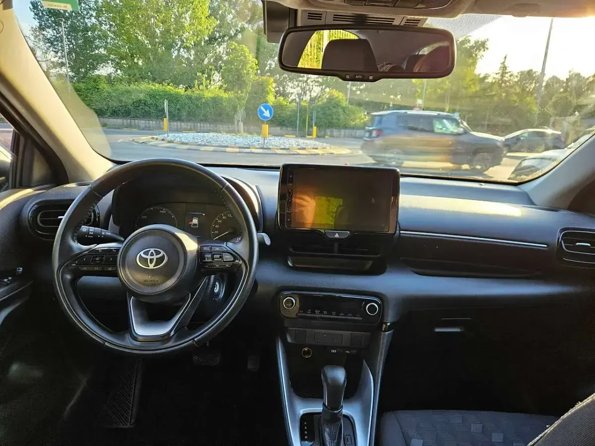 Usata Toyota Yaris Hybrid Active 92 CV (67 kW) 2025 Bianco Berlina