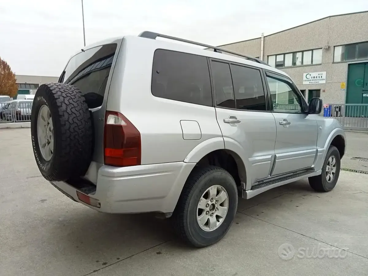 Usata Mitsubishi Pajero 160 CV (117 kW) 2004 Grigio SUV