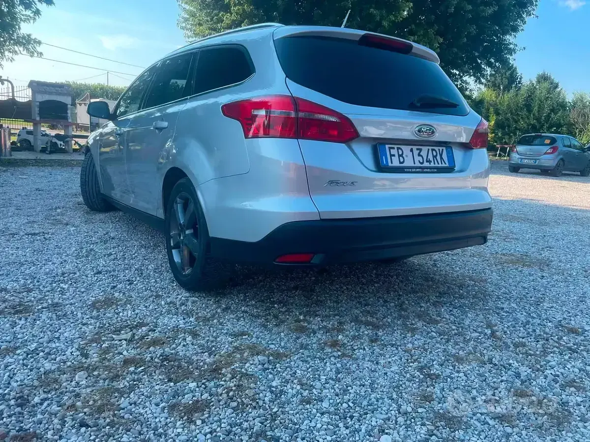 Usata Ford Focus 120 CV (88 kW) 2015 Grigio Station wagon