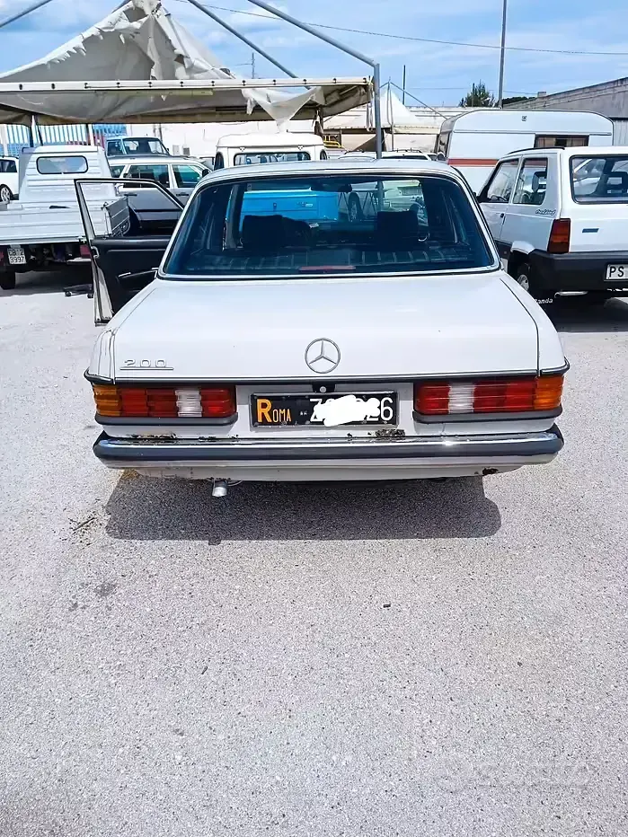 Usata Mercedes 200 60 CV (44 kW) 1980 Grigio Berlina