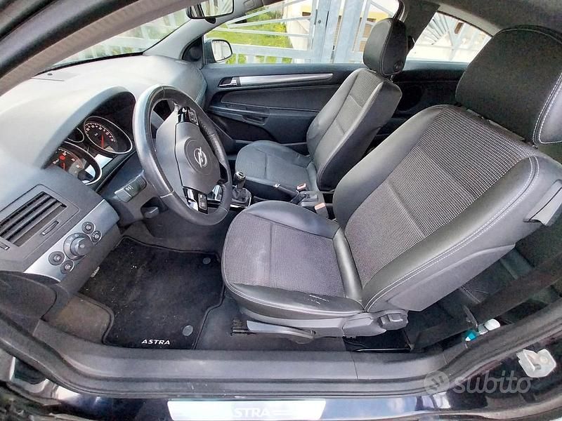 Usata Opel Astra GTC Cosmo 180 CV (132 kW) 2007 Nero Utilitaria