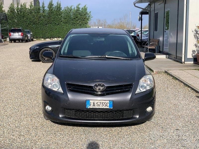 Usata Toyota Auris Sol 126 CV (92 kW) 2010 Grigio Utilitaria