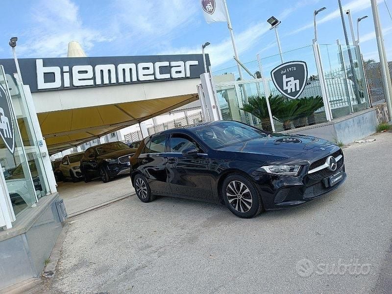 Nero Usata 2021 Mercedes A200 Tre volumi | 22.900 € (Buon prezzo) - Immagine 1/4