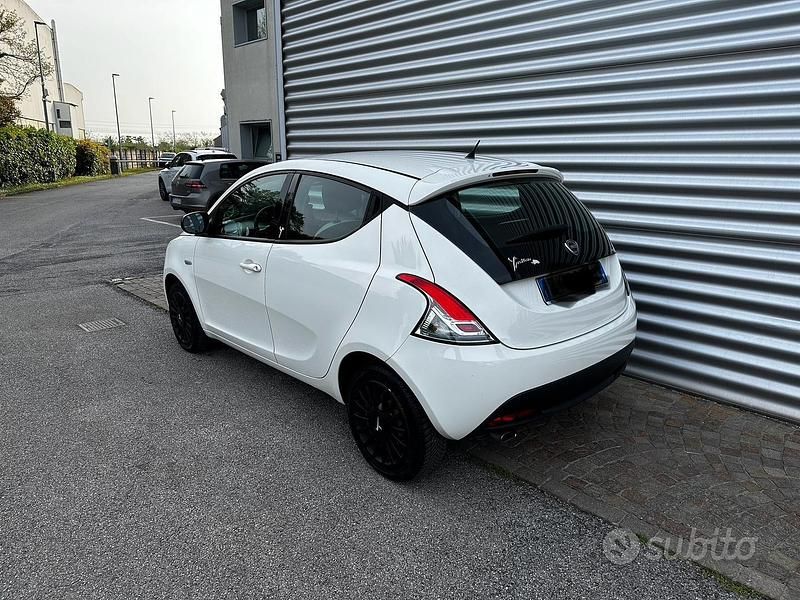Usata Lancia Ypsilon 69 CV (50 kW) 2015 Bianco Utilitaria