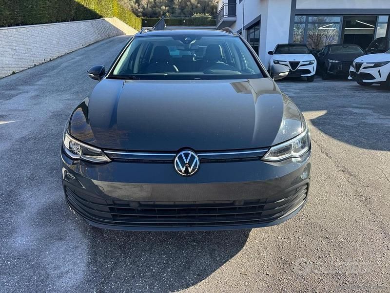 Usata VW Golf VIII Life 116 CV (85 kW) 2022 Grigio Station wagon