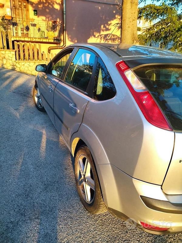 Usata Ford Focus 90 CV (66 kW) 2006 Grigio Berlina