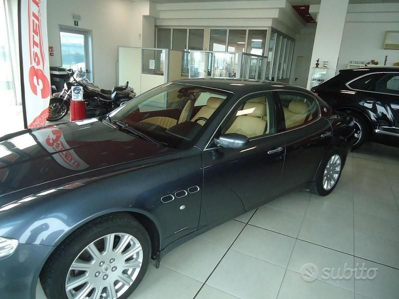 Begagnad Maserati Quattroporte 400 HK (294 kW) 2004 Grå Sedan