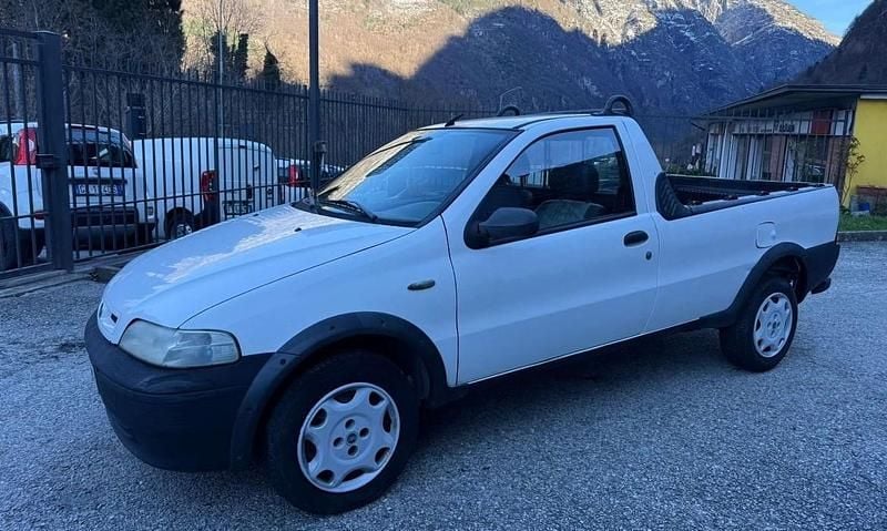 Usata Fiat Strada 80 CV (58 kW) 2004 Bianco Pick-up