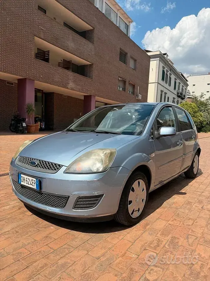 Usata Ford Fiesta Titanium 68 CV (50 kW) 2007 Grigio Utilitaria