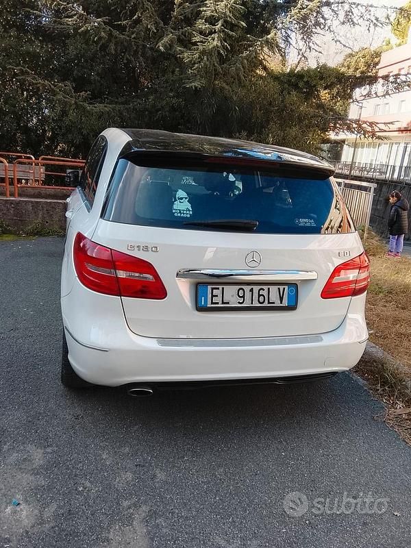 Bianco Usata 2012 Mercedes 180 Tre volumi | 9500 € - Immagine 1/4