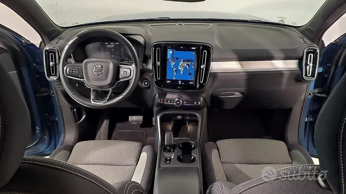 Usata Volvo XC40 Core 129 CV (94 kW) 2023 Fjord blue metallizzato SUV