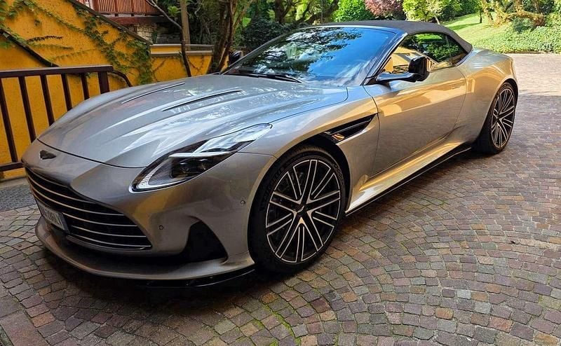 Nuova Aston Martin DB12 680 CV (500 kW) 2025 Argento Cabrio