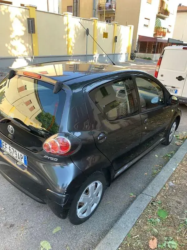 Usata Toyota Aygo Sol 68 CV (50 kW) 2010 Grigio Utilitaria