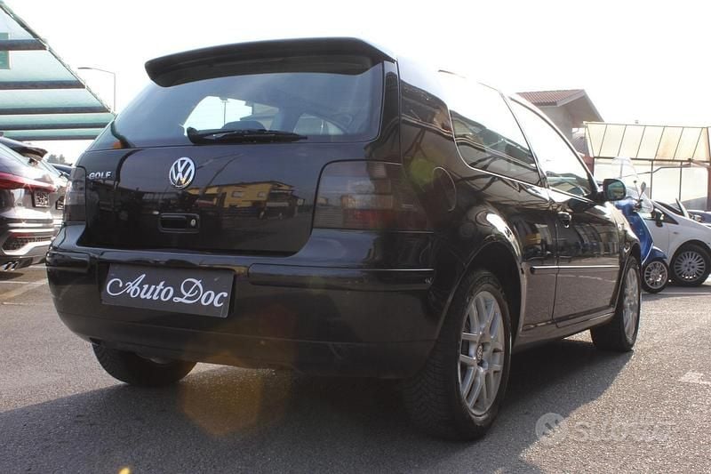 Usata VW Golf IV Highline 105 CV (77 kW) 2003 Nero Berlina