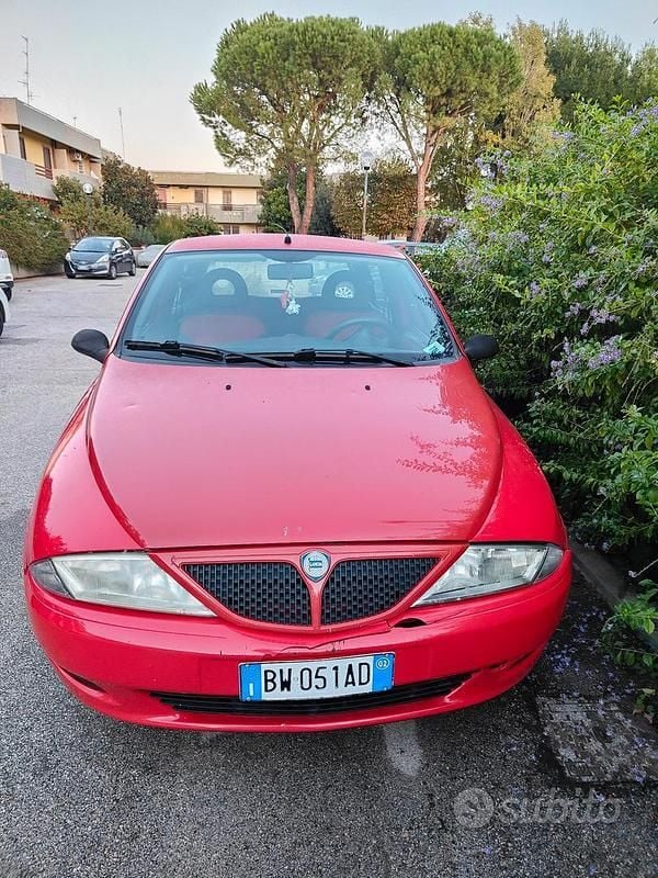 Usata Lancia Ypsilon 60 CV (44 kW) 2002 Rosso Utilitaria