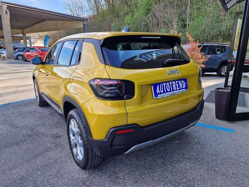 Begagnad Jeep Avenger Longitude 101 HK (74 kW) 2023 Gul SUV