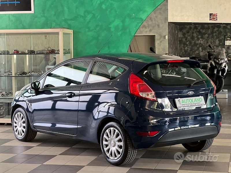 Usata Ford Fiesta Business Edition 75 CV (55 kW) 2016 Blu pastello Utilitaria