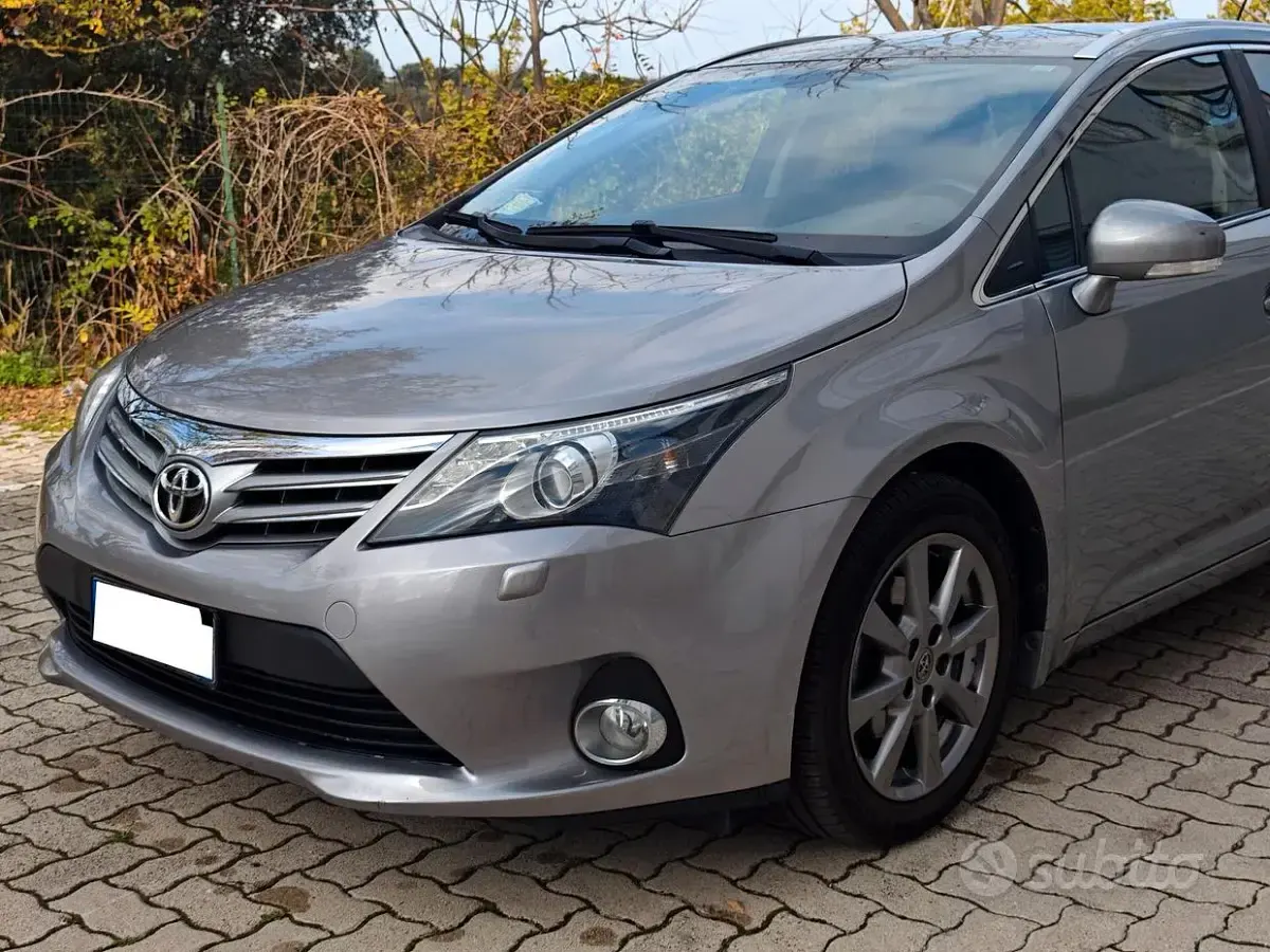 Usata Toyota Avensis 124 CV (91 kW) 2014 Grigio Station wagon