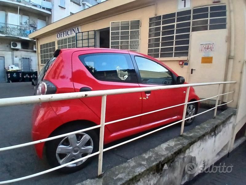 Usata Toyota Aygo 72 CV (52 kW) 2010 Rosso Utilitaria