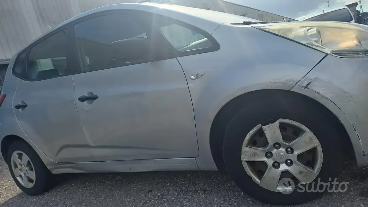 Usata Kia Venga 77 CV (56 kW) 2010 Grigio Utilitaria
