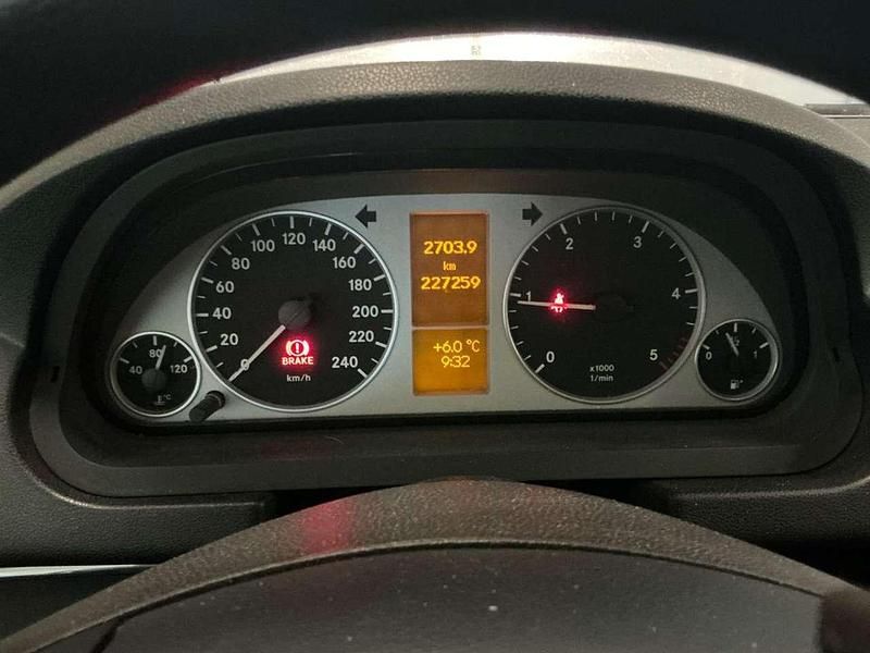 Usata Mercedes B180 Executive 109 CV (80 kW) 2011 Grigio Utilitaria