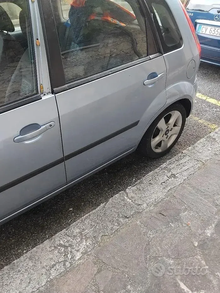 Usata Ford Fiesta 75 CV (55 kW) 2005 Blu Utilitaria