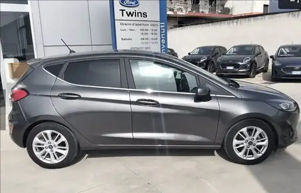 Usata Ford Fiesta Titanium 125 CV (91 kW) 2024 Magnetic grey (metallizzato) Berlina