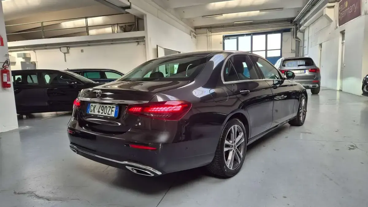 Usata Mercedes E220 200 CV (147 kW) 2022 Grigio Berlina