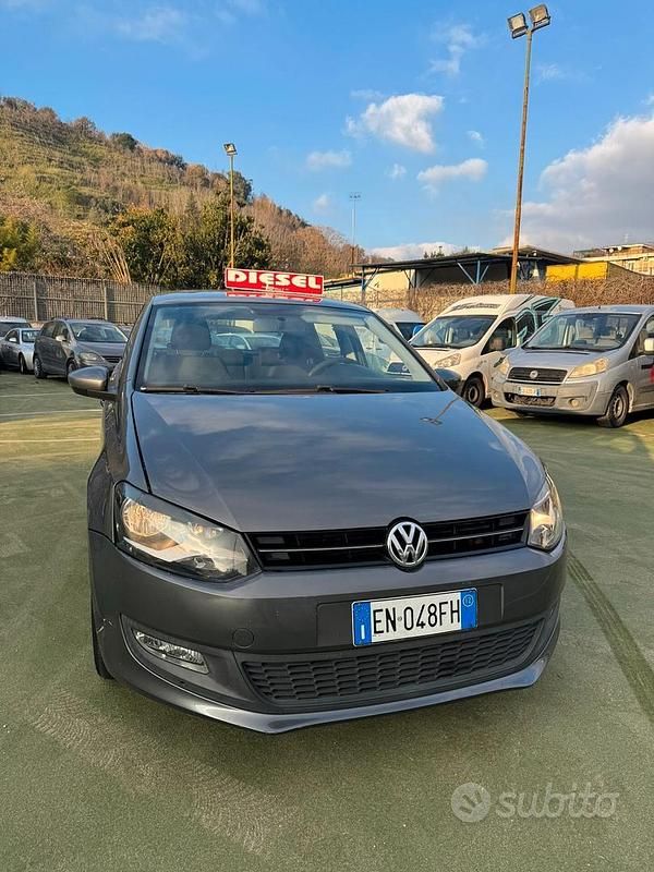 Grigio Usata 2012 VW Polo Comfortline Tre volumi | 5700 € (Buon prezzo) - Immagine 1/4