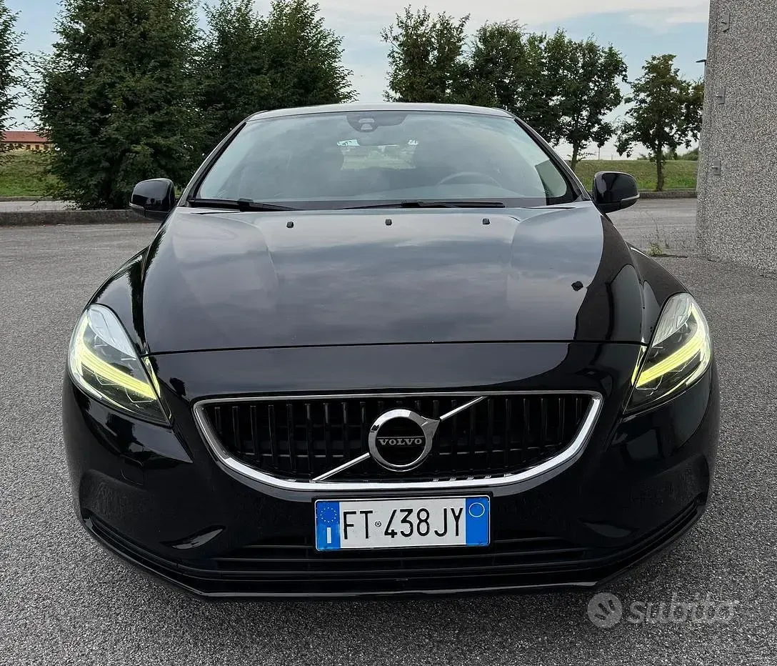 Usata Volvo V40 Business Edition 120 CV (88 kW) 2018 Nero Berlina