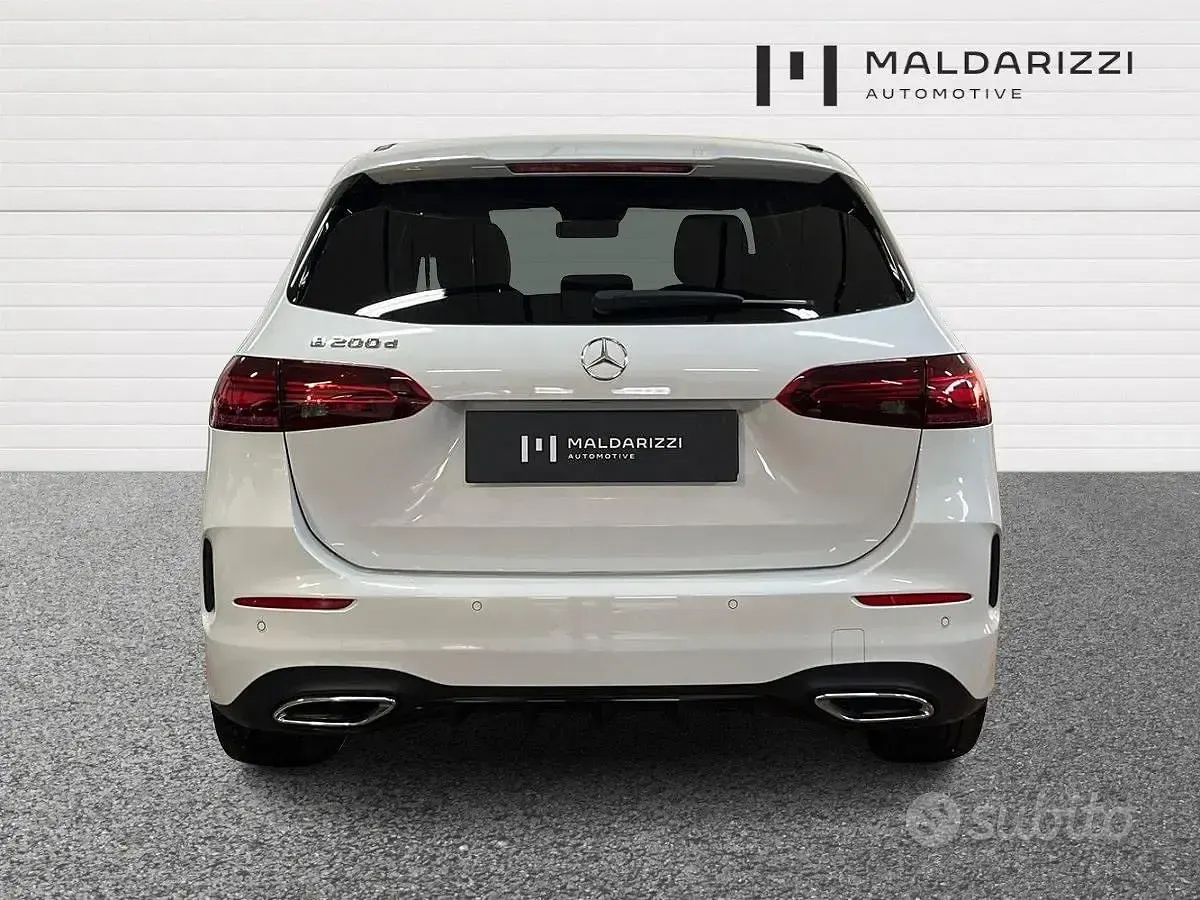 Käytetty Mercedes B200 Advanced Plus 150 HP (110 kW) 2023 Valkoinen Tila-auto